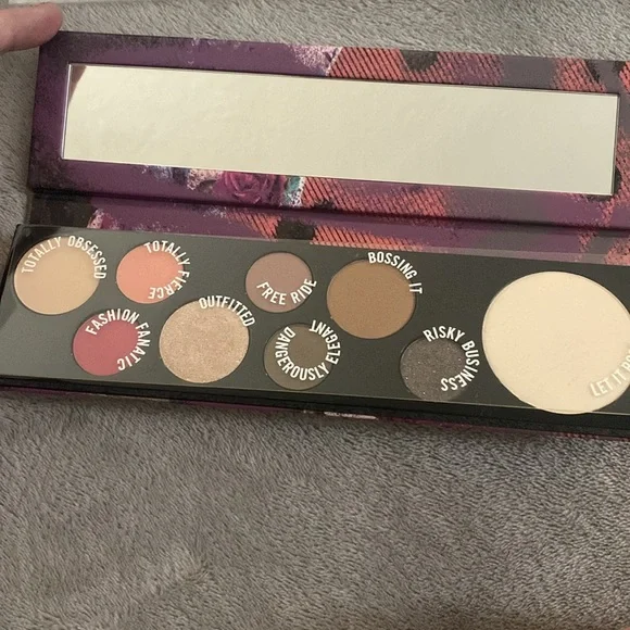 MAC risk taker eyeshadow pallet - Picture 3 of 6